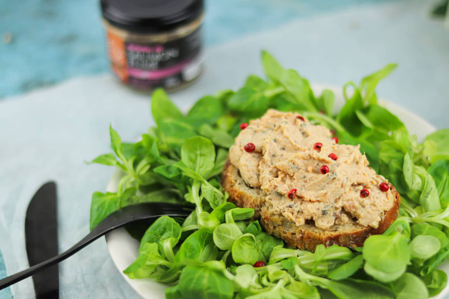 TARTINES À LA RILLETTE AU SAUMON FUMÉ AUX BAIES ROSES